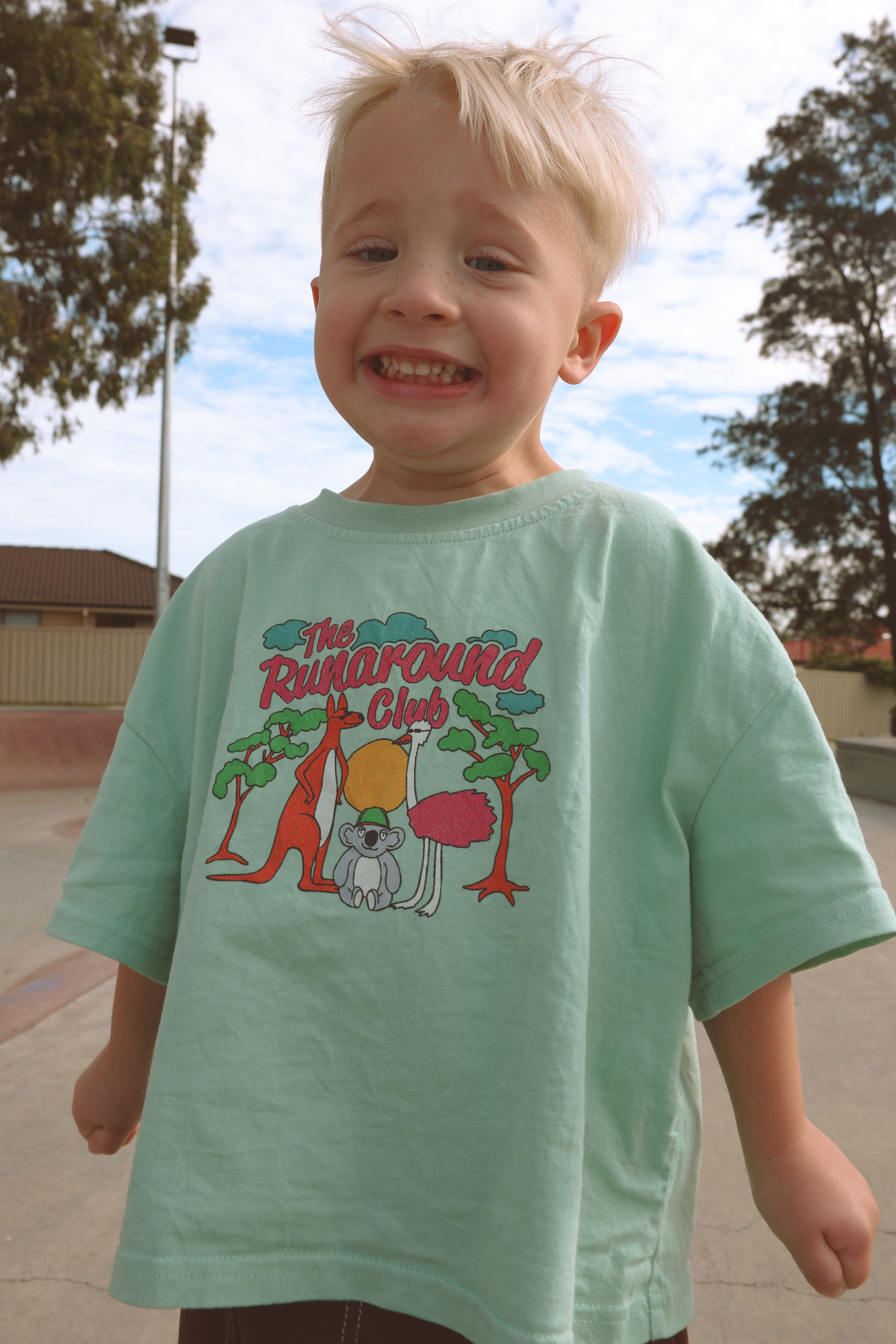 RUNAROUND CLUB OVERSIZED TEE IN PISTACHIO