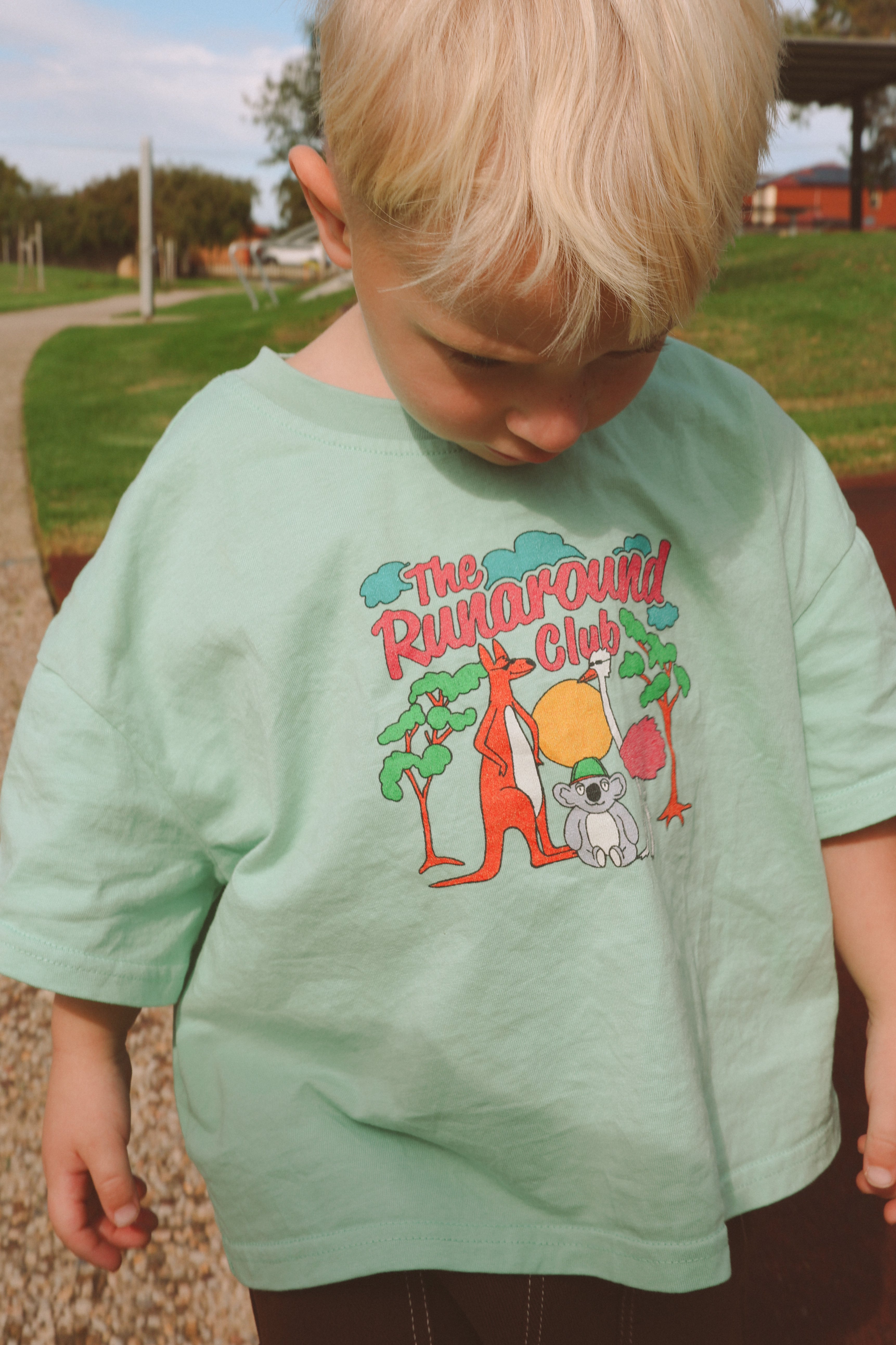 RUNAROUND CLUB OVERSIZED TEE IN PISTACHIO